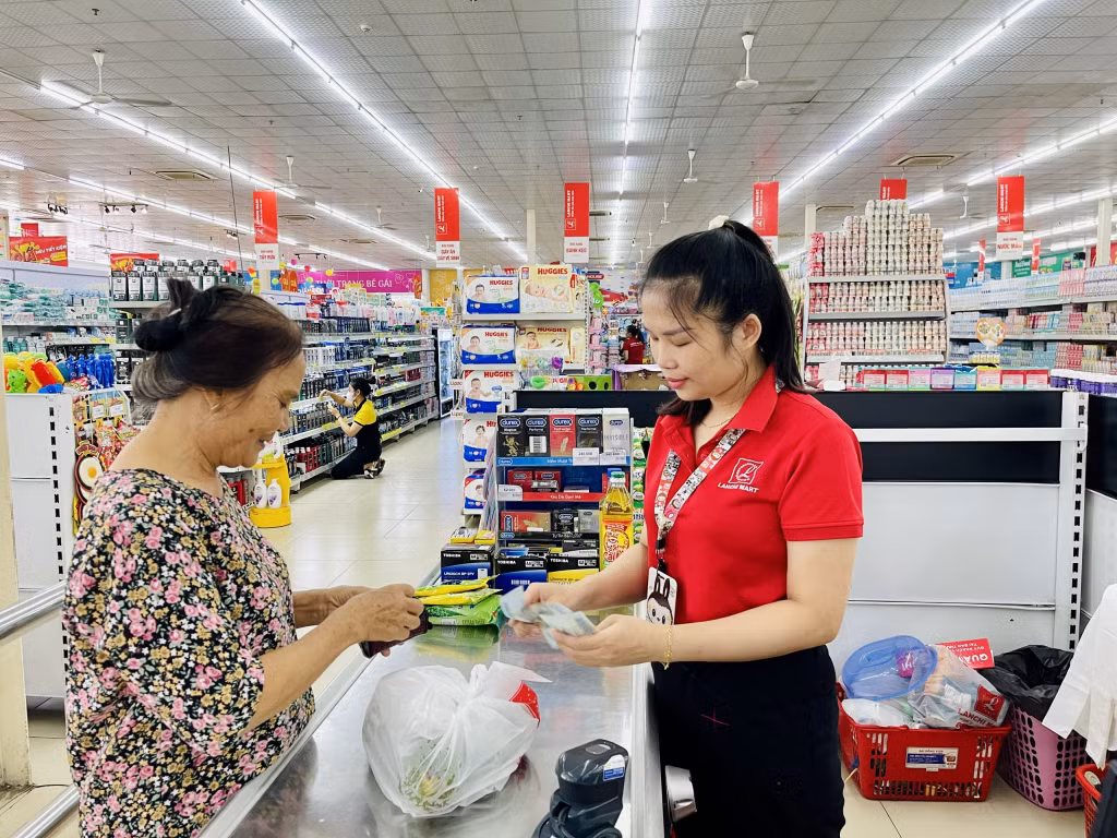 Người dân mua sắm hàng hóa tại Lan Chi Mart (xã Hồng Phong).