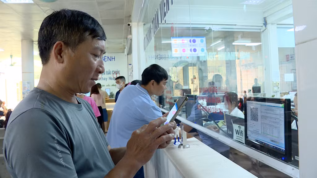Người dân chỉ cần quét QR code khi thanh toán viện phí, các dịch vụ y tế tại Bệnh viện Bãi Cháy.