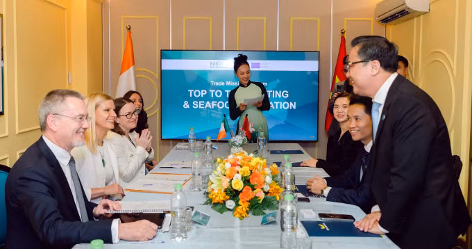 Bộ trưởng Nông nghiệp Ireland, bà Pippa Hackett (thứ 2 bên trái) trong chuyến khảo sát tại doanh nghiệp nhập khẩu ở Việt Nam hồi tháng 10. Ảnh: Linh Đan