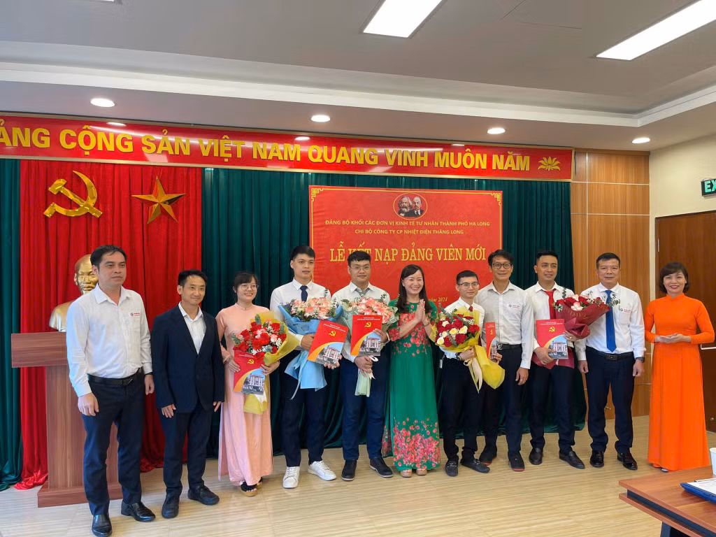 Lễ kết nạp đảng viên của Chi bộ Công ty CP Nhiệt điện Thăng Long (Đảng bộ Các đơn vị kinh tế tư nhân TP Hạ Long).