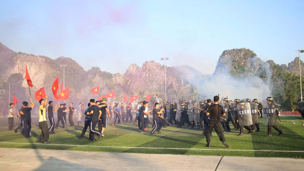 Lực lượng CSCĐ biểu diễn diễn tập tình huống chống bạo động.