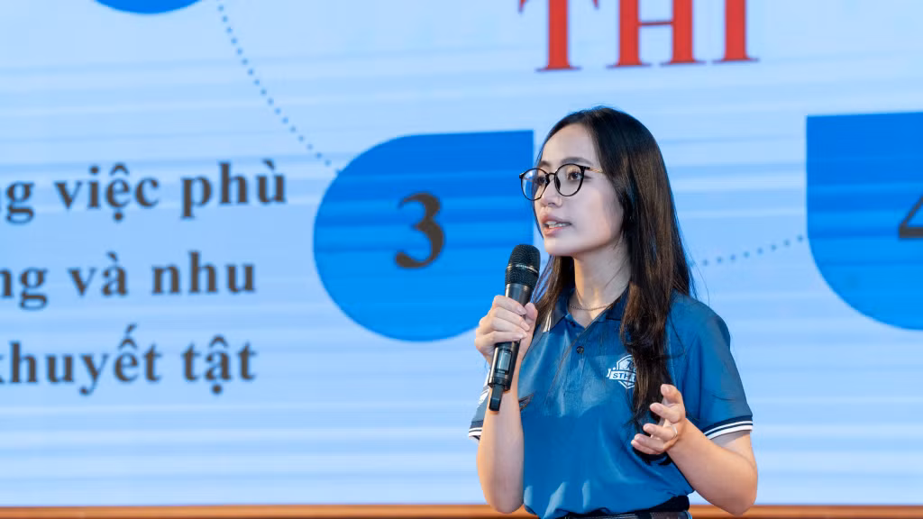 Sinh viên thuyết trình về ý tưởng khởi nghiệp.
