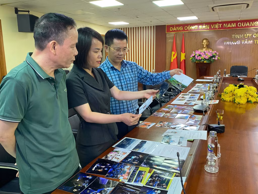 Ban Giám khảo chấm bài dự thi thể thoại Ảnh báo chí. 