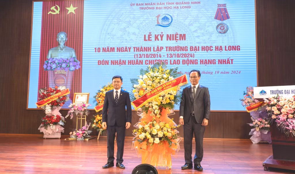 Thứ trưởng Bộ GD&amp;ĐT tặng hoa chúc mừng nhà trường.