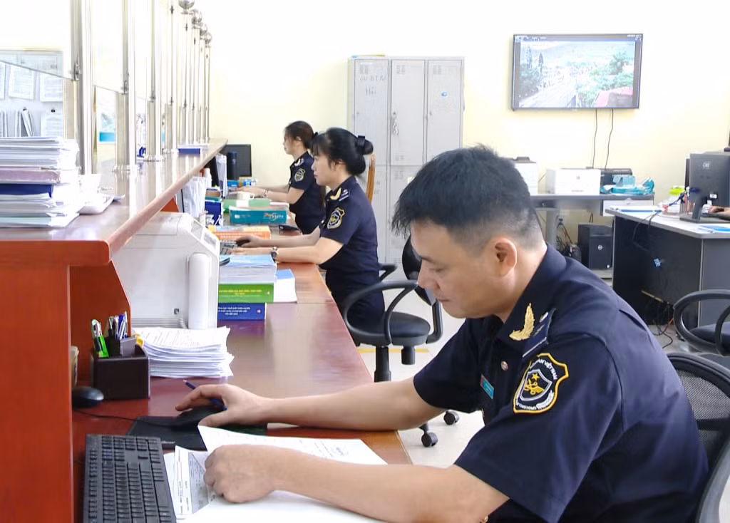 Lực lượng Hải quan cửa khẩu Hoành Mô đẩy mạnh cải cách hành chính, đơn giản thủ tục, tạo thuận lợi cho doanh nghiệp thực hiện hoạt động XNK qua địa bàn.