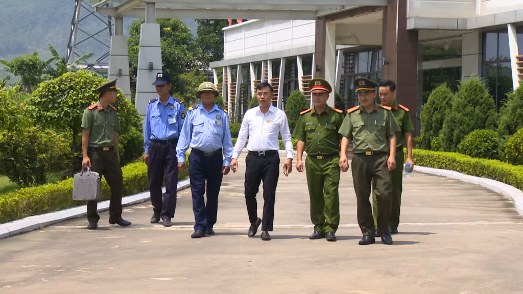 Công an TX Quảng Yên kiểm tra, nắm tình hình ANTT tại KCN Đông Mai.
