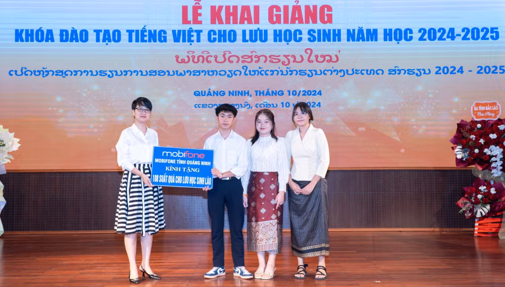 Đại diện Mobifone Quảng Ninh trao 108 suất quà cho lưu học sinh Lào.