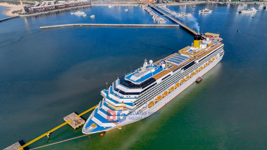 Du thuyền Costa Serena đưa khách đến Hạ Long.