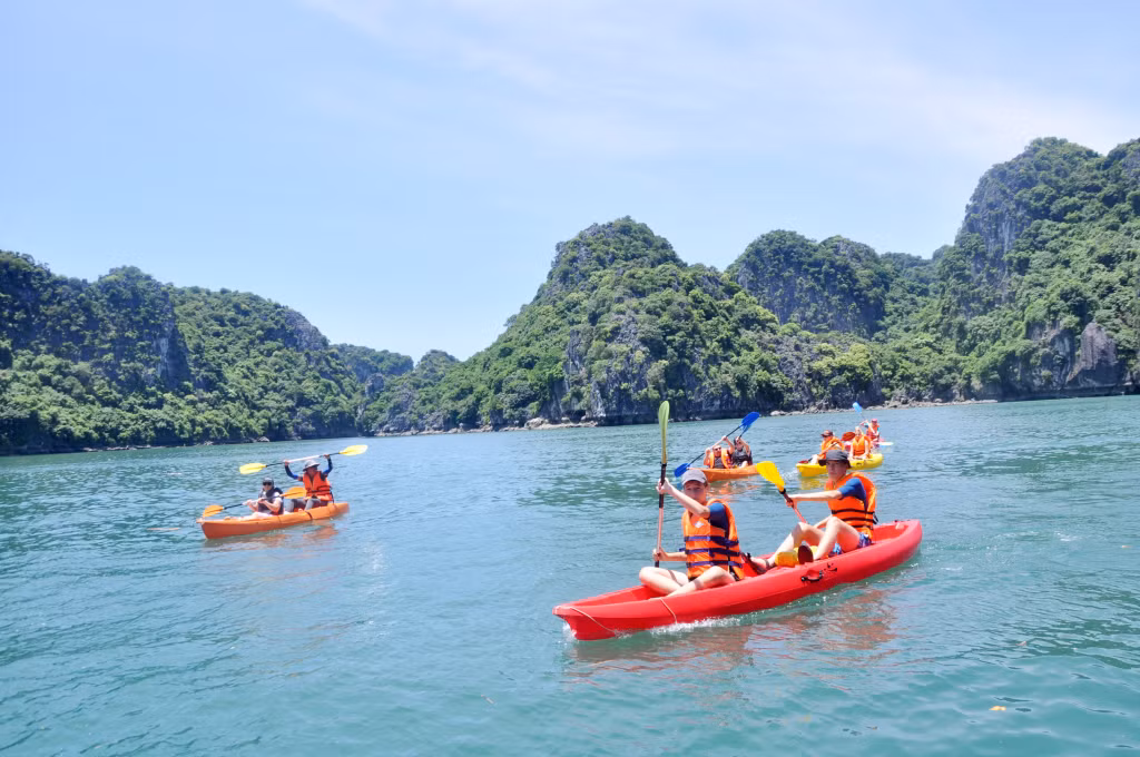 Khách quốc tế thích thú với trải nghiệm chèo kayak trên Vịnh Hạ Long.