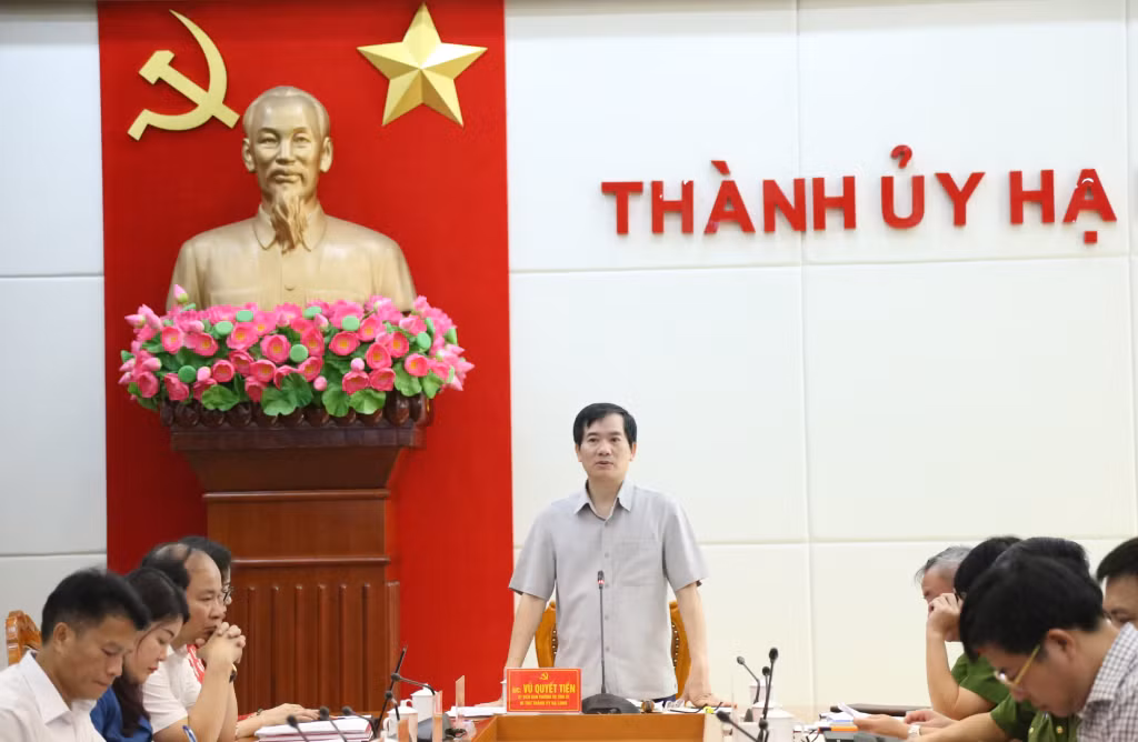 Đồng chí Vũ Quyết Tiến, Uỷ viên BTV Tỉnh uỷ, Bí thư Thành uỷ Hạ Long, phát biểu chỉ đạo công tác đảm bảo ATGT trên địa bàn thành phố thời gian tới.