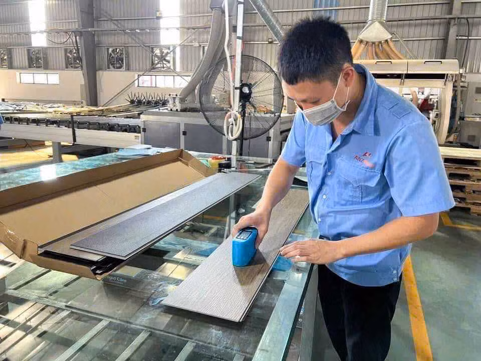 Người lao động Ba Chẽ làm việc tại Công ty cổ phần Sàn ANZ (CCN Nam Sơn, Ba Chẽ).