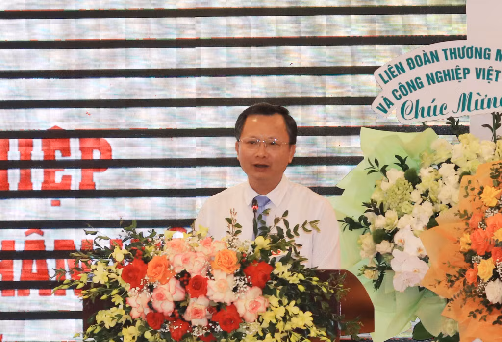 Đồng chí Cao Tường Huy, Phó Bí thư Tỉnh ủy, Chủ tịch UBND tỉnh phát biểu tại chương trình gặp mặt.