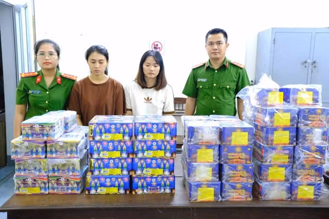 Đối tượng Phương và Hoa cùng tang vật pháo bị bắt giữ. Ảnh: Công an Hà Tĩnh