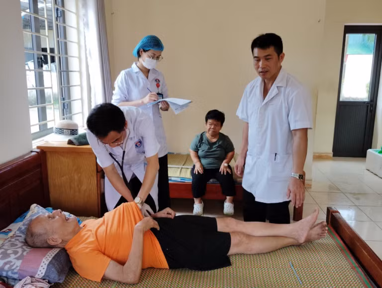 Đối tượng tại Trung tâm Bảo trợ xã hội tỉnh được chăm sóc, thăm khám sức khỏe định kỳ. Ảnh: Trung tâm Bảo trợ xã hội tỉnh.