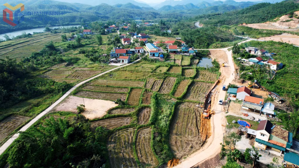 Tuyến đường qua thôn Sơn Hải, xã Nam Sơn, huyện Ba Chẽ đang được gấp rút thi công cải tạo, nâng cấp từ 1 làn xe lên 2 làn xe