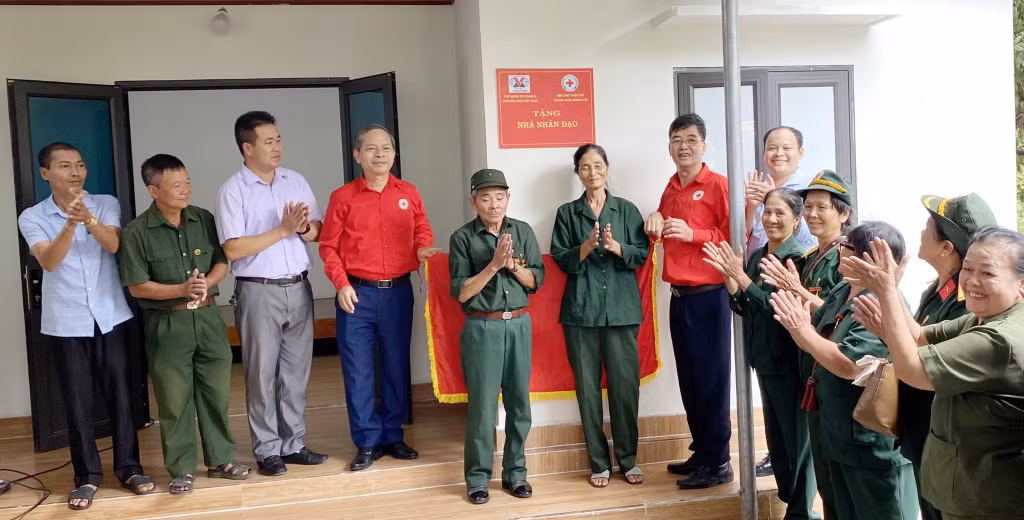 Lãnh đạo Hội Chữ thập đỏ tỉnh, Hội Chữ thập đỏ TP Móng Cái, Hội Cựu thanh niên xung phong thành phố và chính quyền địa phương bàn giao nhà nhân đạo cho hộ gia đình ông Nguyễn Văn Quyến ở khu 4, phường Hải Yên (TP Móng Cái).