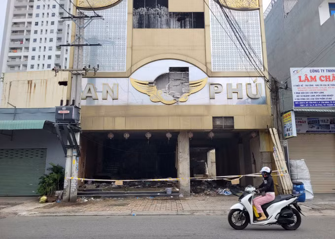 Quán karaoke An Phú, nơi phát hiện nhiều phần thi thể, ngày 16/10. Ảnh: Phước Tuấn