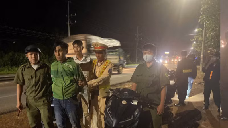 Công an bắt giữ đối tượng phóng xe bỏ trốn.