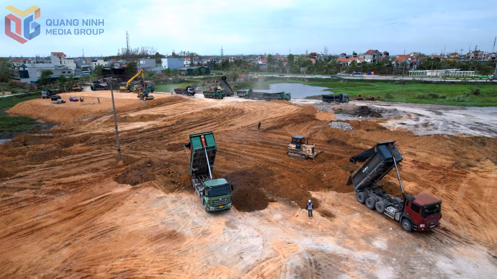 Không khí thi công rầm rộ tại dự án trường THPT Bạch Đằng thị xã Quảng Yên
