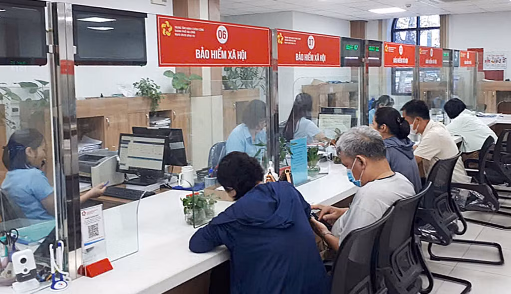 Trung tâm Hành chính công TP Hạ Long giải quyết thủ tục cho người dân liên quan chính sách BHXH, BHYT.