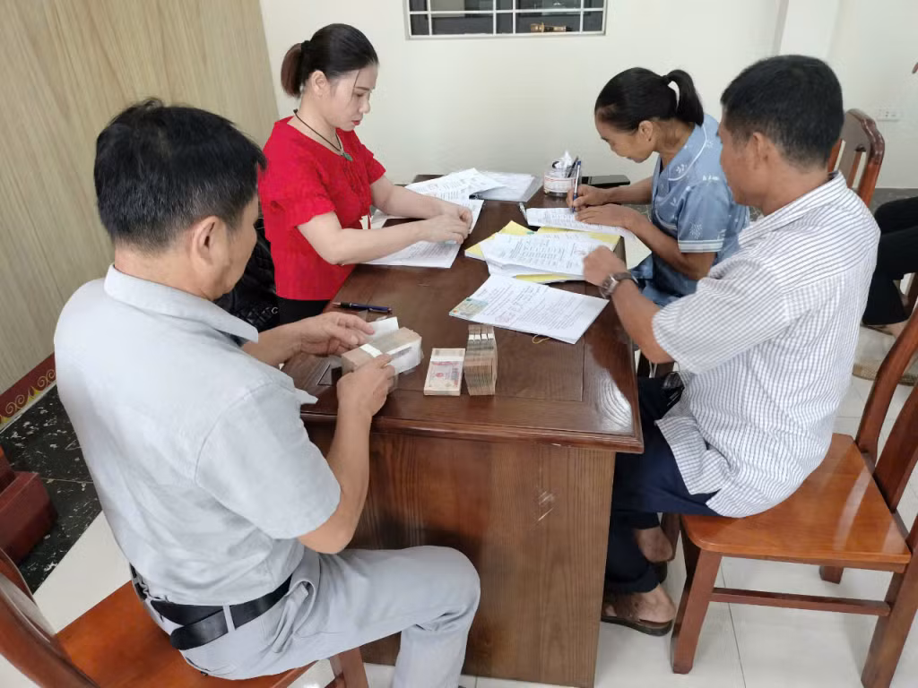 Ban Điều hành Quỹ Hỗ trợ nông dân huyện Ba Chẽ giải ngân nguồn quỹ cho 5 hộ dân triển khai mô hình trồng rau sạch.