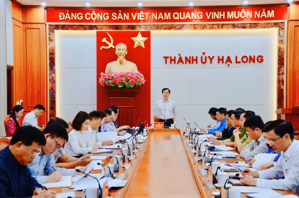 Đồng chí Vũ Quyết Tiến, Ủy viên Ban Thường vụ Tỉnh ủy, Bí thư Thành ủy Hạ Long, phát biểu kết luận hội nghị.