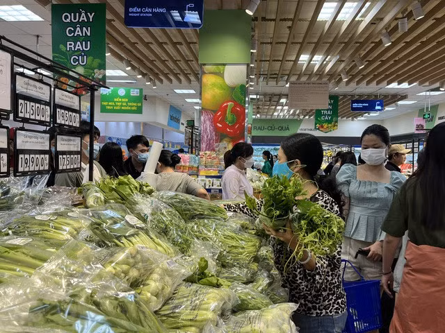 Giá nhiều loại rau lá đang tăng mạnh ở chợ lẫn siêu thị