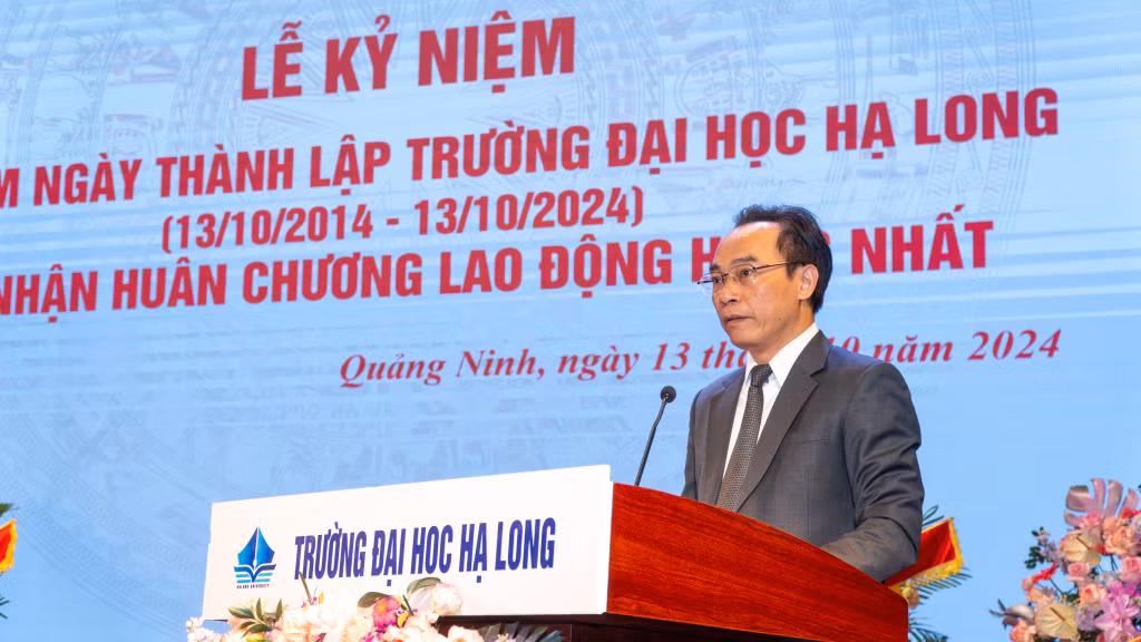 Phó Giáo sư, Tiến sĩ Hoàng Minh Sơn, Thứ trưởng Bộ GD&amp;ĐT phát biểu tại Lễ kỷ niệm 10 năm thành lập Trường Đại học Hạ Long.