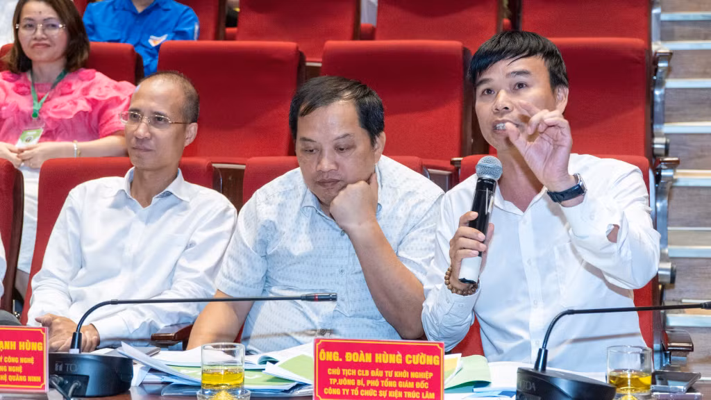 Ban giám khảo đặt câu hỏi cho các nhóm tác giả tham dự Vòng chung kết Cuộc thi.