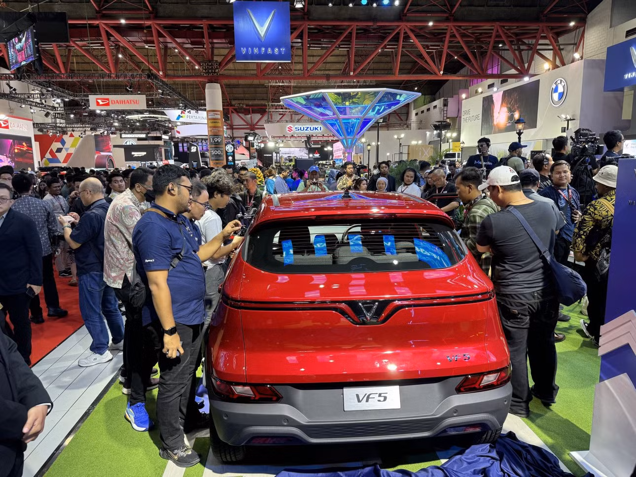 VINFAST giới thiệu xe điện tay lái nghịch tại Indonesia. Ảnh: TTXVN