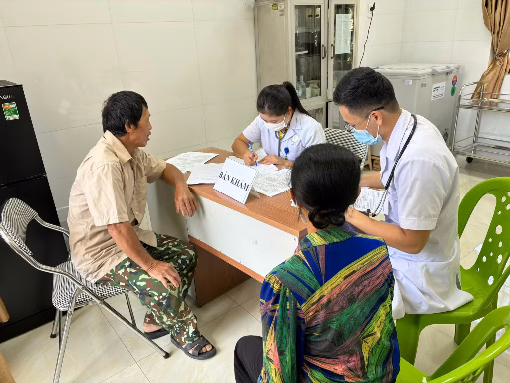 Người dân được khám sàng lọc.