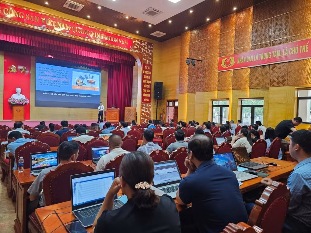 Cán bộ các huyện miền đông của tỉnh được tập huấn số hoá hồ sơ, giải quyết TTHC (tháng 6/2024).