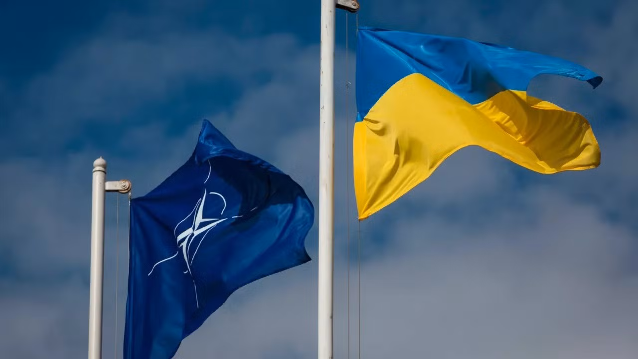 Lá cờ NATO và quốc kỳ Ukraine. Ảnh: Sputnik