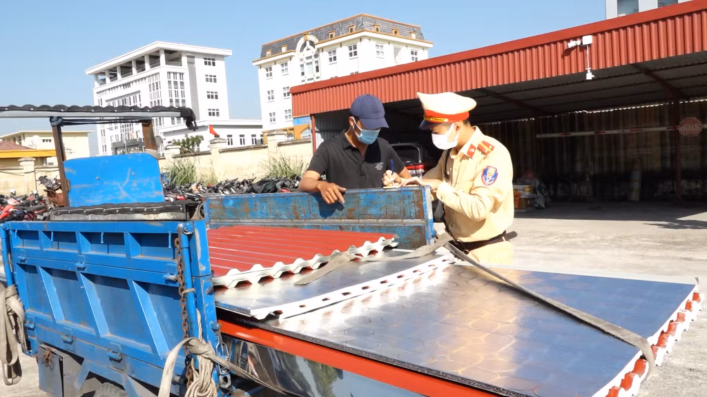 Lực lượng Công an TP Cẩm Phả lập biên bản xử lý lái xe vi phạm.