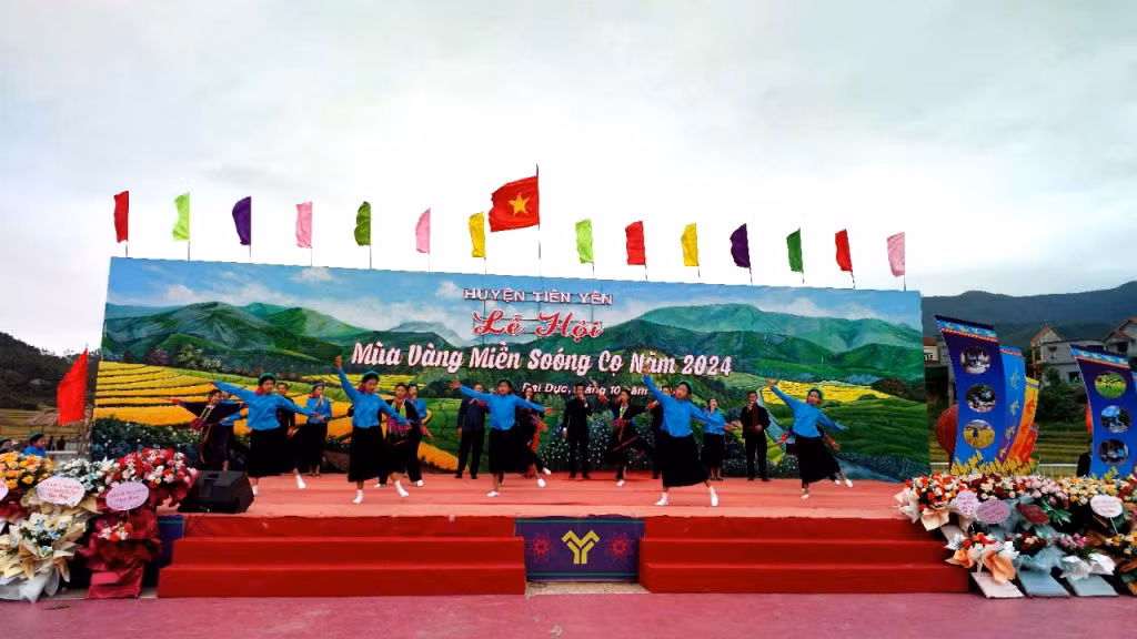 Biểu diễn văn nghệ trên sân khấu chính.