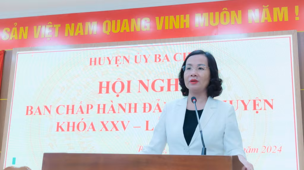 Đồng chí Bùi Thúy Phượng, Ủy viên Ban Thường vụ, Trưởng Ban Tổ chức Tỉnh ủy, phát biểu chỉ đạo hội nghị.