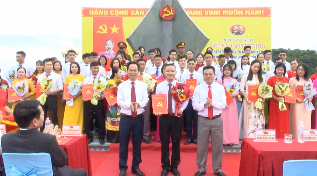 Năm 2023, đồng chí Chíu A Sáng được vinh dự đứng trong hàng ngũ của Đảng.