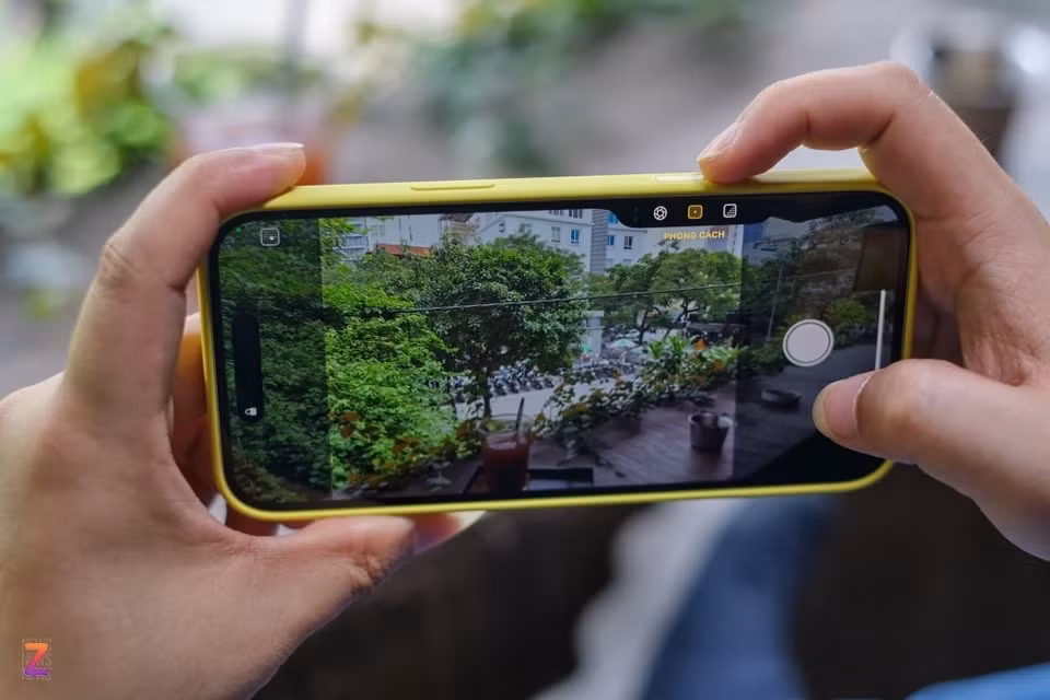 Thanh trượt chỉnh thông số bằng Camera Control trên iPhone 16. Ảnh: Tuấn Anh.