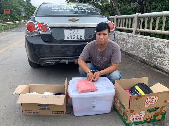 Đối tượng Đương bị bắt giữ cùng tang vật. Ảnh: Công an huyện Đakrông