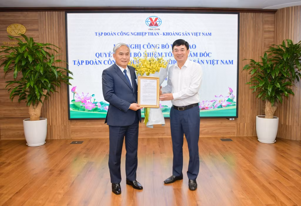 Đồng chí Ngô Hoàng Ngân, Bí thư Đảng ủy, Chủ tịch HĐTV Tập đoàn trao quyết định bổ nhiệm chức vụ Tổng giám đốc Tập đoàn Công nghiệp Than - Khoáng sản Việt Nam cho đồng chí Vũ Anh Tuấn. Ảnh TKV cung cấp.