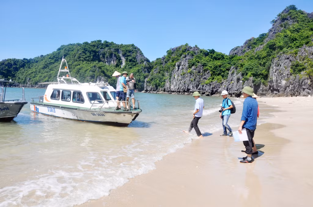 Cán bộ Ban Quản lý Vịnh Hạ Long trong một chuyến khảo sát tại các bãi cát còn hoang sơ trên Vịnh Hạ Long.