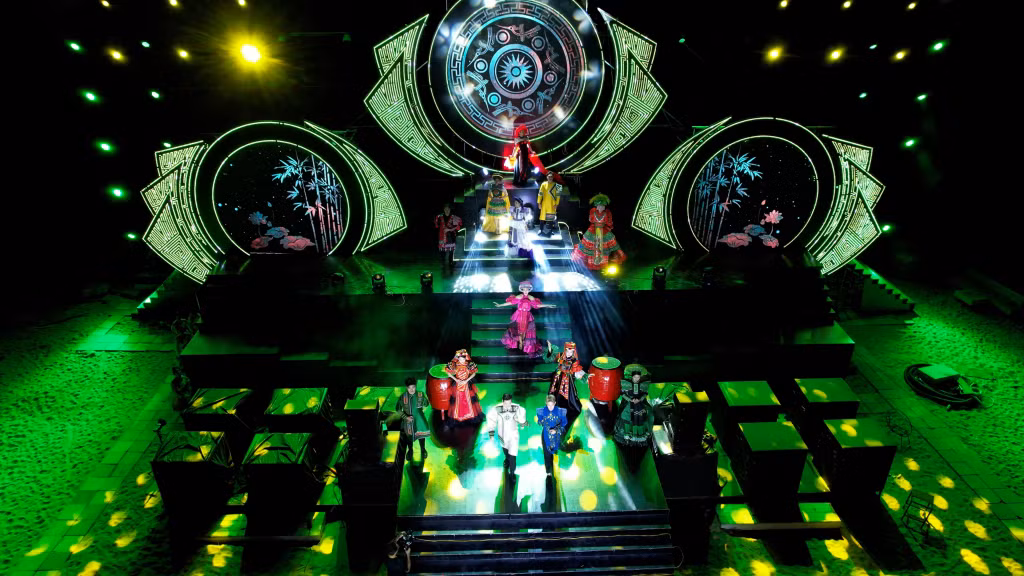 Sự kết hợp giữa âm nhạc, nghệ thuật trình diễn và thời trang trong show Việt Nam gấm hoa.