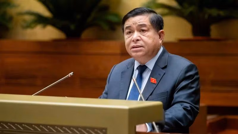 Bộ trưởng Kế hoạch và Đầu tư Nguyễn Chí Dũng trình bày Tờ trình tóm tắt dự án Luật Đầu tư công (sửa đổi).