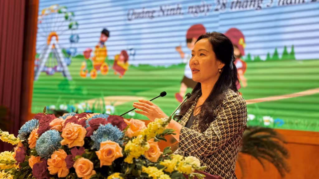 Đồng chí Nguyễn Thị Hạnh, Phó Chủ tịch UBND tỉnh, Trưởng Ban Vì sự tiến bộ của phụ nữ và Bảo vệ, chăm sóc trẻ em tỉnh phát biểu khai mạc buổi lễ.