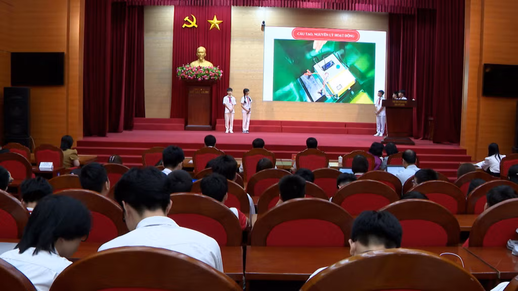 Nhóm tác giả trường THCS Trọng Điểm báo cáo thuyết trình sản phẩm tham gia cuộc thi