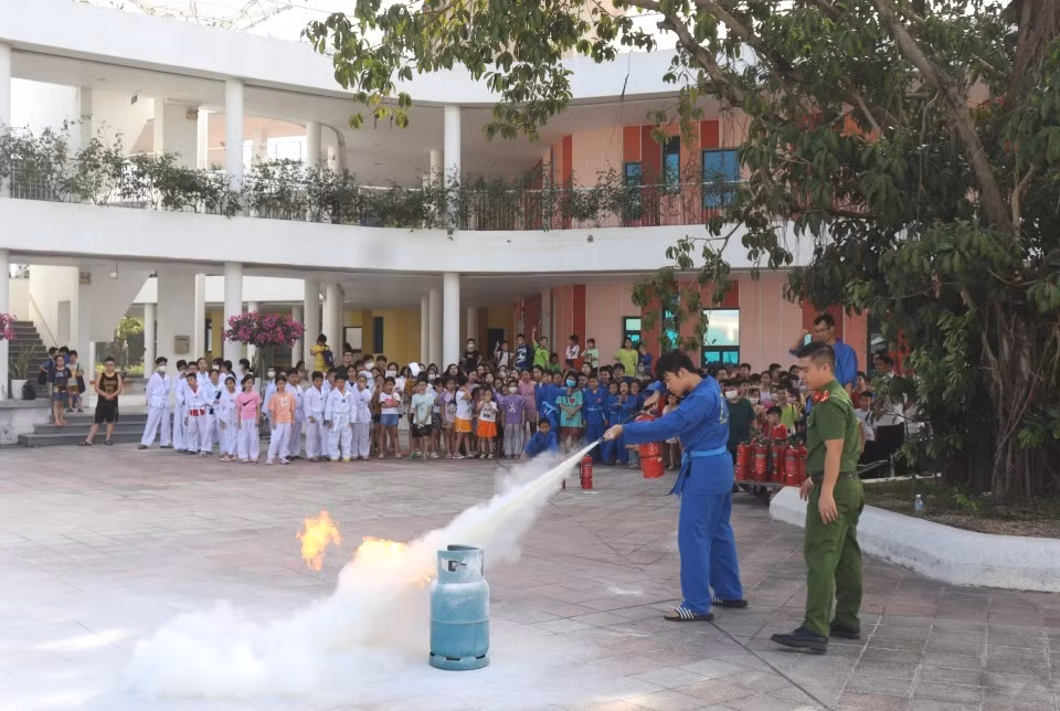 Hoạt động ngoại khóa hướng dẫn kỹ năng phòng cháy chữa cháy cho thiếu nhi tại Cung Văn hóa thanh thiếu nhi tỉnh.