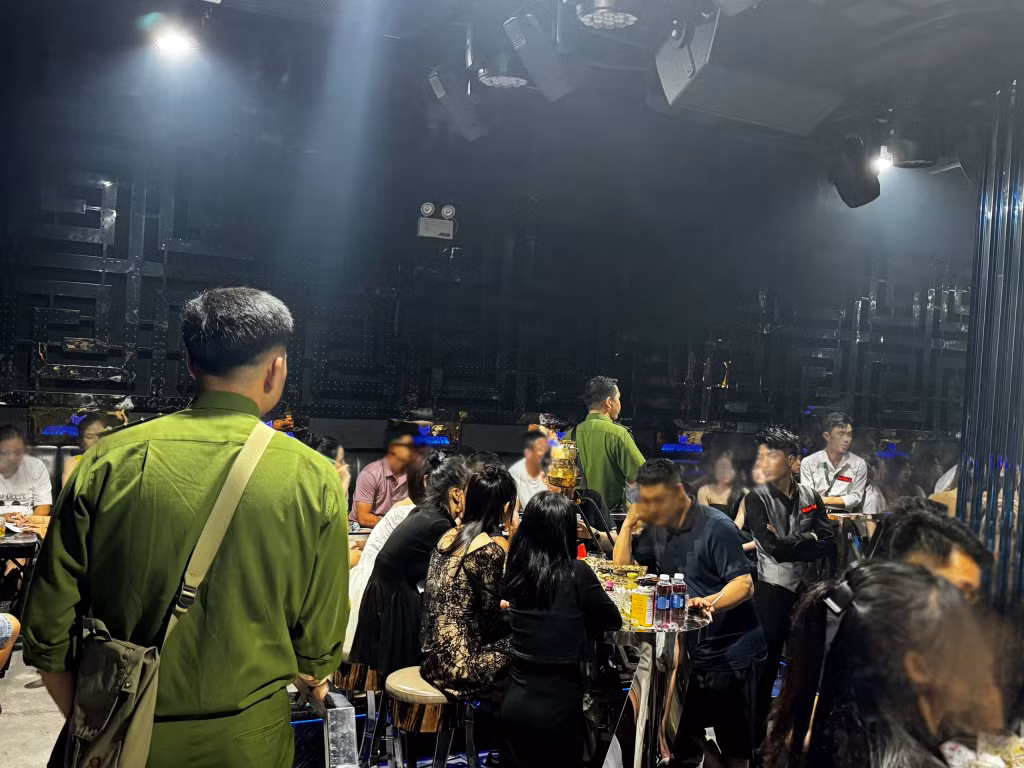 Thời điểm kiểm tra bắt giữ các đối tượng tại cơ sở AMG Lounge - Bar