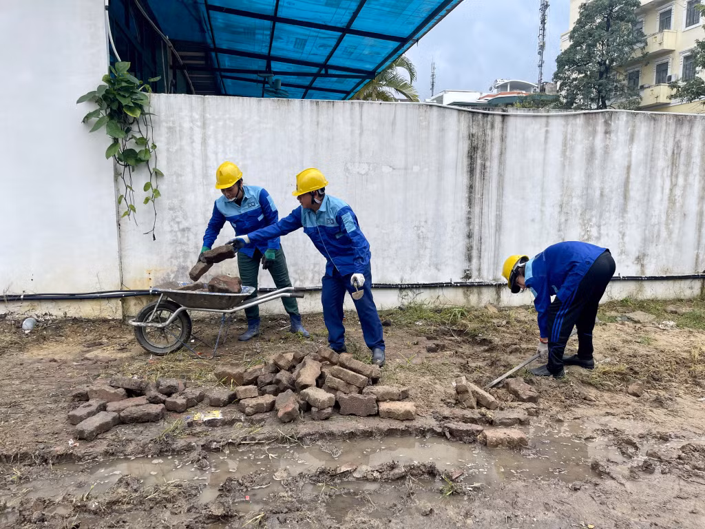 Đơn vị thi công tiến hành cải tạo, sửa chữa vỉa hè tại khu lấn biển Vựng Đâng.