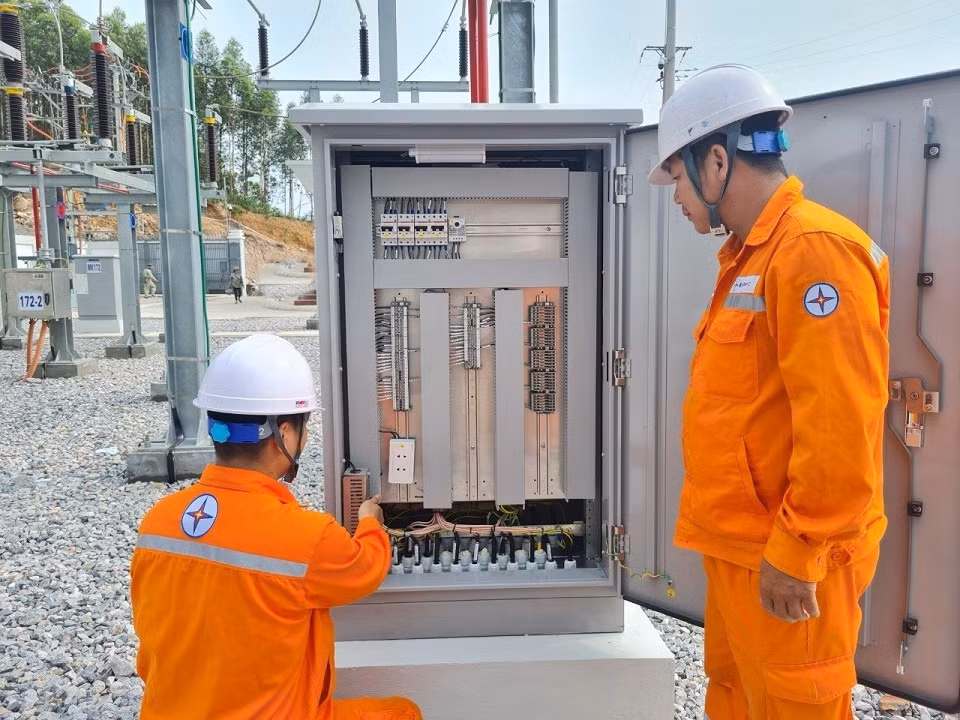 Kiểm tra các thiết bị điện trước khi nghiệm thu đóng điện công trình.