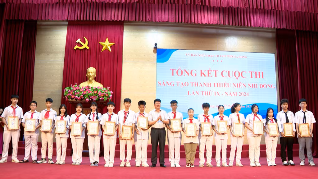 Đồng chí Nguyễn Ngọc Sơn, Phó Chủ tịch UBND TP Hạ Long, Trưởng BTC Cuộc thi Sáng tạo TTN – Nhi đồng TP Hạ Long lần thứ IX năm 2024 trao giải cho các mô hình, sản phẩm đạt giải Nhất cuộc thi.